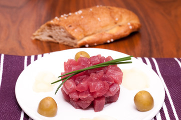 Roher Thunfisch und Brot