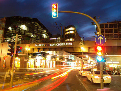 Friedrichstraße bei Nacht