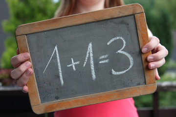alte Schultafel mit Kreideschrift ‘1+1=3'