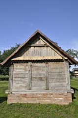 Fototapeta na wymiar Drewniany domek w podwórzu
