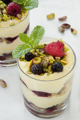 Tiramisù con lamponi e more