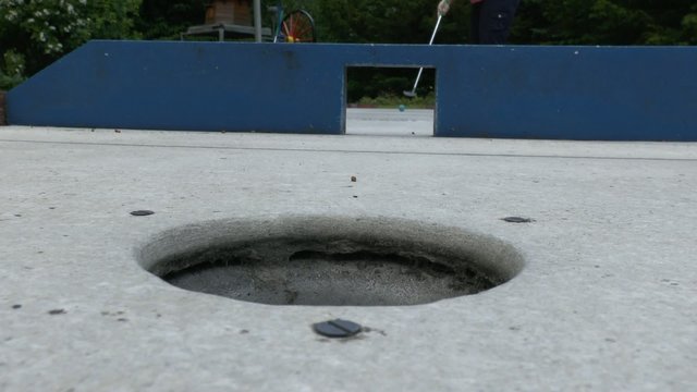 Minigolf Scheitern beim Einlochen durch Hinderniss