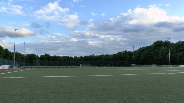 Fu&szlig;ballplatz und Sportplatz im Zeitraffer / Wolkenbewegung 2