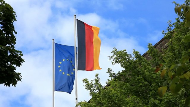 Deutsche und Europa Flagge wehend im Wind
