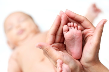 Obraz na płótnie Canvas Baby's foot in mammy's hands