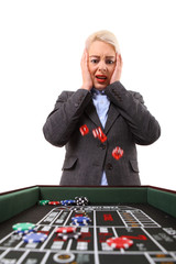 junge frau verliert beim spielen