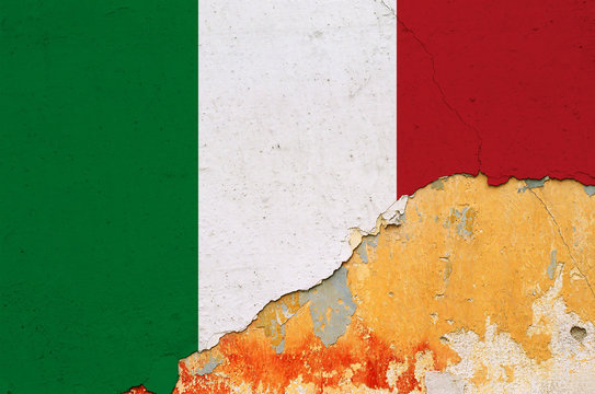 Italian Flag Grunge Wall