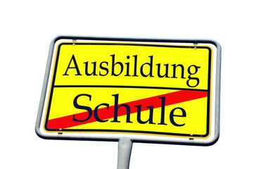Ortsschild mit Schule / Ausbildung
