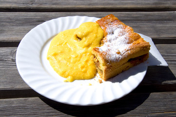 Apfelstrudel mit Vanillesoße