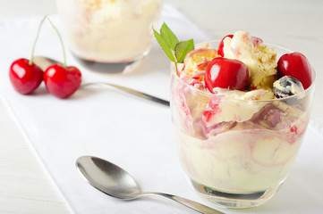 gelato con amarena e ciliegie