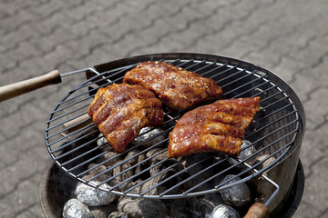 Frisches Fleisch auf einem Grill im Sommer im freien