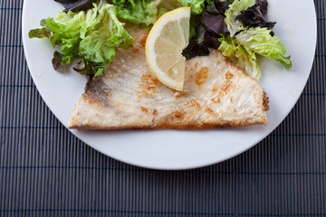 Pescado a la plancha acompañado de ensalada