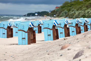Naklejka premium Strandkörbe am Strand der Ostsee