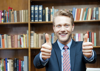 Junger Mann Erfolgserlebnis