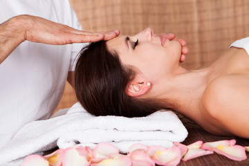 Obraz na płótnie Canvas Beautiful young woman getting face massage