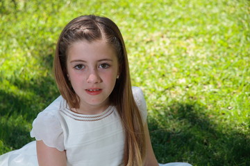 LAYARA Y ALBA EN EL CESPED DEL HUERTO DEL CURA