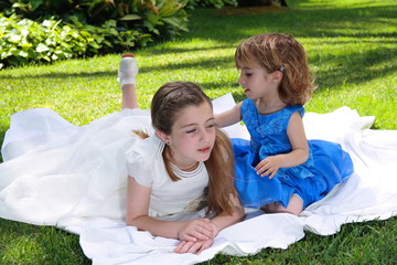 ALBA Y LAURA  EN EL HUERTO DEL CURA