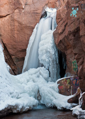 Fototapeta na wymiar Frozen Waterfall i Graffiti