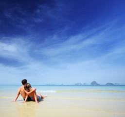 Fototapeta na wymiar Couple on a beach