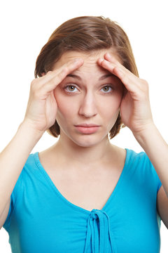 Frau h&auml;lt H&auml;nde neben Augen