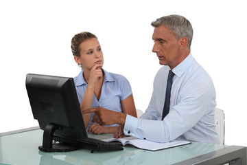 Obraz premium businessman and assistant analyzing data and discussing