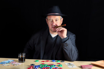 Man with a cool look at poker - obrazy, fototapety, plakaty