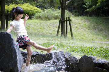 川遊びをする女の子