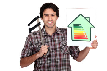 Fototapeta na wymiar Mężczyzna gospodarstwa zaciski i informacje o efektywności energetycznej