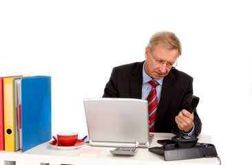 Mann mit Telefonh&ouml;rer in der Hand