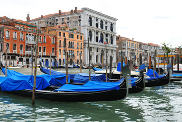 Fototapeta na wymiar Gondole przez Canal Grande, Wenecja