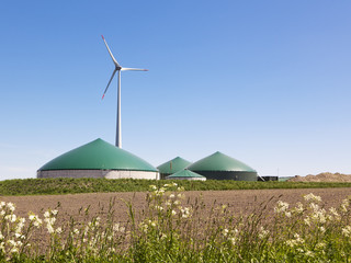 Biogas Anlage und Wind Turbine