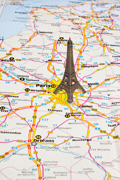 Eiffel Tower in Paris on map.