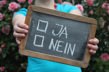 alte Schultafel mit Kreideschrift ‘JA/ NEIN'