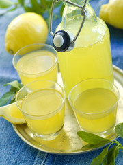 Lemon liqour (limoncello)