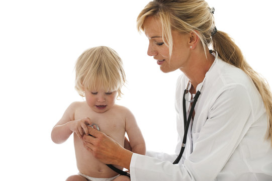 Ärztin untersucht Kleinkind