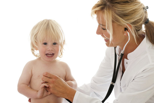 Ärztin untersucht Kleinkind