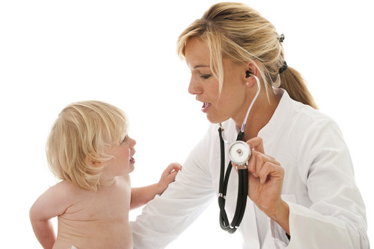 Ärztin erklärt Kleinkind die Untersuchung