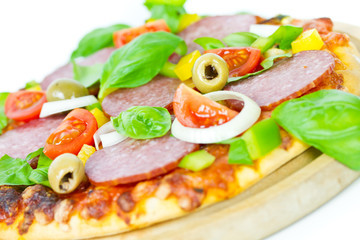 Pizza mit Salami und Basilikum
