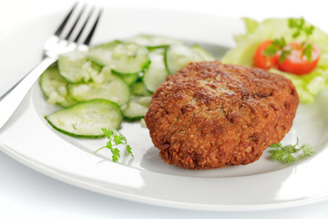 Frikadelle mit Gurkensalat