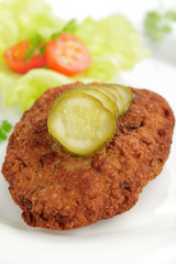 Frikadelle mit Gewürzgurke
