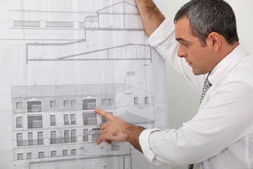 Naklejka na ściany i meble Architekt rozpatrywania plan w szczegółach