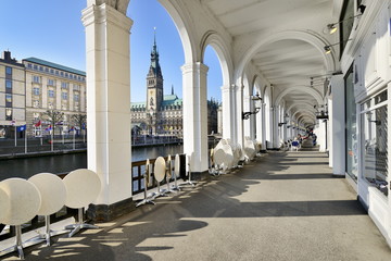 Alsterarkaden mit Hamburger Rathaus