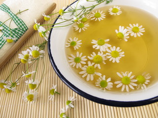 Badetee mit Kamillenblüten