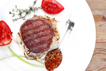 beef fillet medallions on noodles with tomatoes
