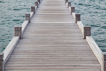 Fototapeta premium Holzsteg übers Wasser