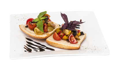 Fototapeta na wymiar juicy tomatoes on fresh bread, pesto as topping