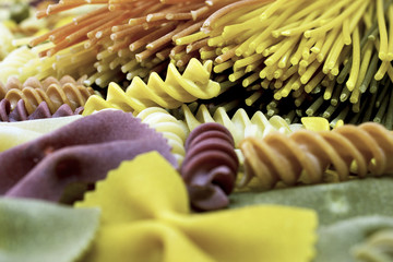 Pasta de varios colores y tipos