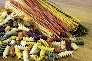 Pasta de varios colores y tipos