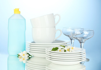 Fototapeta na wymiar empty clean plates, cups and glasses with dishwashing liquid