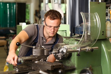 Industriemechaniker bei der Arbeit